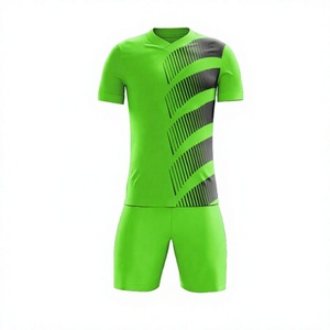 Conjunto de Camiseta de Fútbol Personalizada Verde para Hombre, Cuello en V, Manga Corta, Impresión Frontal Sublimada, Poliéster que Absorbe la Humedad, Nombre del Jugador - Product Image 1