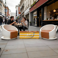Ensemble de chaises et table en fibre de verre de luxe, modernes et durables pour l'extérieur, idéal pour les cafés, hôpitaux, villas et centres commerciaux