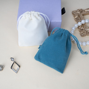 Bolsa de Terciopelo Blanca Personalizada para Joyería, Ecológica, con Cordón y Logotipo - Product Image 4
