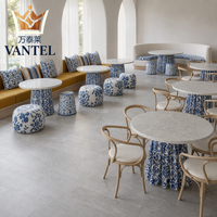 Ensemble de mobilier moderne pour hôtels et restaurants : banquettes, tables, chaises et tabourets sur mesure pour projets hôteliers