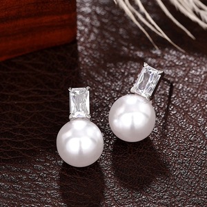 Pendientes de Bola de Oro Blanco E2977 con Diamante de Corte Esmeralda y Perla de Imitación para Mujer, Estilo Clásico para Boda - Product Image 4