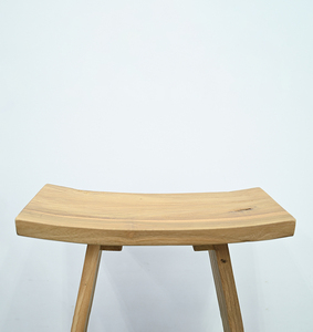 Banc en teck ancien de style japonais avec assise courbée et texture naturellement patinée, tabouret récupéré pour hôtel et jardin - Product Image 4