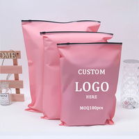 MOQ 100 pièces, sacs refermables personnalisés rose bébé pour l'emballage des vêtements, sacs à glissière givrés pour t-shirts, sacs en plastique à fermeture éclair pour vêtements