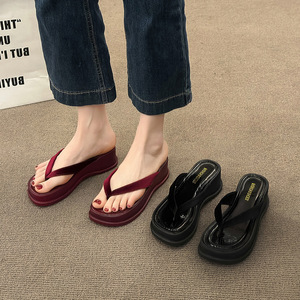 صنادل نسائية مخملية بكعب ويدج، شباشب منصة لامعة من البولي يوريثان للشاطئ والإجازات - Product Image 4