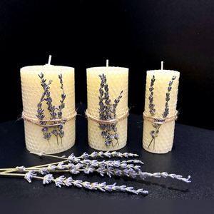 Bougie pilier artisanale en cire d'abeille naturelle avec lavande séchée, parfumée aux fleurs vintage, pour la décoration de la maison - Product Image 1