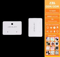Carte d'emballage personnalisée avec logo et texte imprimés pour boucles d'oreilles, idéale pour la présentation de bijoux de mode et comme étiquette suspendue
