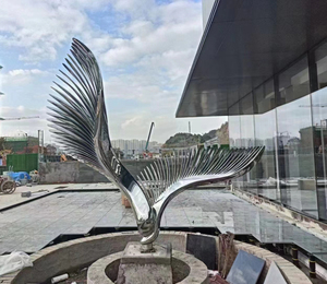 Statue de globe en métal de <span class=keywords><strong>parc</strong></span> de jardin poli par miroir extérieur moderne de taille personnalisée Sculpture de boule en acier inoxydable artisanale en métal - Product Image 5