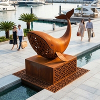 Grande sculpture de dauphin en acier Corten, surface auto-oxydée, point focal pour entrée de station de ski