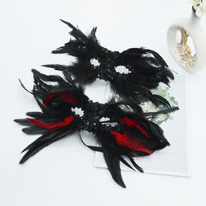 Voile <span class=keywords><strong>gothique</strong></span> noir demi-visage à thème sombre, accessoire de <span class=keywords><strong>maquillage</strong></span> pour bal, avec plumes et finition brillante, une visière sophistiquée - Product Image 1