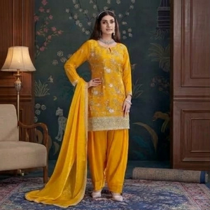 Kurti de seda amarilla con bordado floral para mujer, con pantalones Patiala y conjunto de dupatta, traje indio para fiestas. - Product Image 3