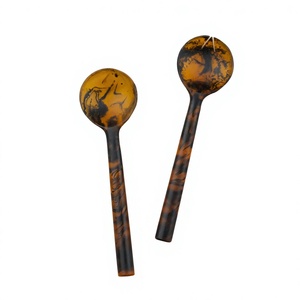 Ensemble de saladiers en résine FAIZA CRAFT avec ustensiles à salade, design antique écologique, compatible lave-vaisselle et micro-ondes - Product Image 1