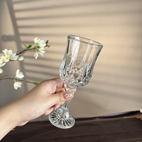 Verres à pied en cristal de luxe Gobelet en verre de mode moderne avec un design respectueux de l'environnement Verres à vin en cristal vintage
