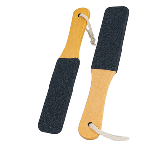 En stock épurateur de <span class=keywords><strong>pieds</strong></span> à quatre faces en bois de hêtre 4-en-1 <span class=keywords><strong>pieds</strong></span> lisses <span class=keywords><strong>râpe</strong></span> fichier Long manche Portable callosités dissolvant callosités - Product Image 1