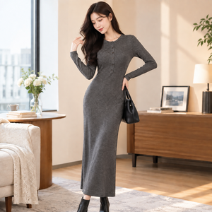 Robe pull midi en tricot gris pour femme, manches longues, col rond, style minimaliste, tenue d'automne avec boutons - Product Image 3