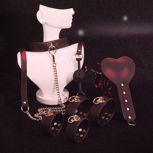 Ensemble de cinq pièces d'accessoires érotiques pour couples : fouet en cuir, menottes pour mains et pieds, attaches SM, ensemble à changement de couleur pour <span class=keywords><strong>adultes</strong></span> - Product Image 1