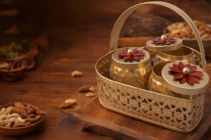 Ensemble de pots à épices en métal doré avec couvercles à fleurs rouges dans un panier en forme de cœur pour le rangement de la cuisine - Product Image 4