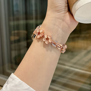 Bracelets de montre Fashion Girly Flower pour <span class=keywords><strong>Apple</strong></span> <span class=keywords><strong>Watch</strong></span> <span class=keywords><strong>8</strong></span> Ultra 49mm 3 4 5 6 7 Bracelet pour IWatch 38 <span class=keywords><strong>45mm</strong></span> Bracelet Bracelets de montre en alliage - Product Image 3