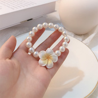 Frühlingshafte Süße Weiße und Gelbe Plumeria-Blumen Perlen-Elastikringe für Mädchen und Frauen Haaraccessoires