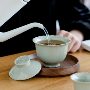 Set di Tazze da Tè in Ceramica Celadon con Linee in Rilievo Stile Dinastia Song, Pezzo Singolo Fatto a Mano con Design Moderno per Servizio Tè Kung Fu Gaiwan - Product Image 3