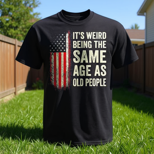 Es extraño estar de la misma edad que las personas mayores, camiseta con bandera americana - Product Image 3