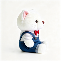 Peluche chat blanc mignon en salopette en jean et nœud papillon rouge, jouet en peluche doux, cadeau idéal pour les enfants, peluche chat gentleman
