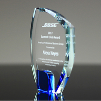 Trophée créatif en cristal bleu avec design incurvé pour la reconnaissance artistique, créative et événementielle