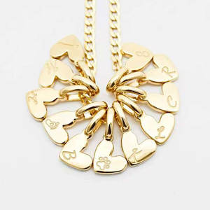 Ciondoli Personalizzati in Argento Sterling 925 Placcato Oro, Charm a Forma di Cuore con Iniziale in Oro Riempito per Collane e Bracciali - Product Image 3