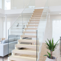 Escalier droit en bois en zigzag avec garde-corps en verre, double poutre, escalier intérieur blanc