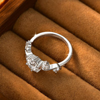Bague de mariage vintage européenne à motif en spirale à cinq pierres en moissanite ronde de 6,5 mm (1,0 ct) couleur D VVS1 la plus populaire pour femme