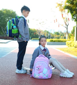 Sacs d'école de dessin animé mignon des élèves du primaire <span class=keywords><strong>sac</strong></span> à <span class=keywords><strong>dos</strong></span> étanche avec <span class=keywords><strong>sac</strong></span> à <span class=keywords><strong>lunch</strong></span> <span class=keywords><strong>et</strong></span> boîte à crayons 3 ensembles pour les enfants - Product Image 4