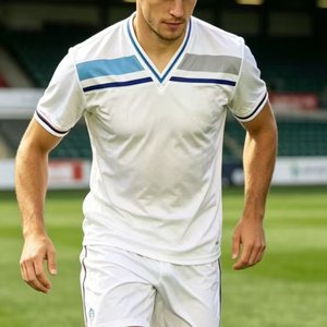 Los fanáticos del Reino Unido adoran las camisetas: Conjuntos completos de uniformes de fútbol de Brasil y <span class=keywords><strong>Madrid</strong></span>, venta al por mayor, kits de sublimación para hombre, uniformes de fútbol rojos de demonio. - Product Image 1
