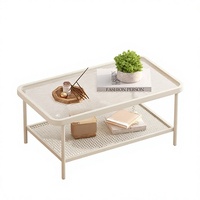 Table basse style crème avec plateau en verre, structure métallique, design minimaliste de luxe léger, rangement portable pour petit appartement ou salon
