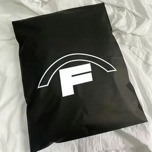 Sacs refermables en plastique mat givré de luxe personnalisés pour les boutiques de vêtements, emballage refermable avec logo - Product Image 6