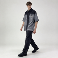 Chemise en jean ombré pour homme, manches courtes, boutonnée, bleu glacé délavé, bicolore, coupe ample et carrée avec détail poche poitrine