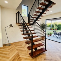 Escalier cantilever à une seule poutre avec structure en acier et marches en bois massif pour un intérieur moderne et luxueux