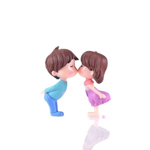 Personalizzabile PVC Micro paesaggio Desktop decorazione auto Kiss coppie piccoli ornamenti unici PVC artigianato in plastica per l'home Office - Product Image 3