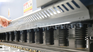 Machine de cisaillement à guillotine à plaque CNC à guidage linéaire 12X3200 avec contrôleur CNC Delem DAC360T dans les pièces d'<span class=keywords><strong>aviation</strong></span> de précision - Product Image 3