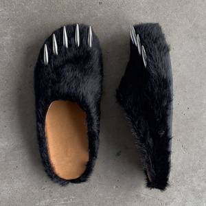 Mules <span class=keywords><strong>en</strong></span> <span class=keywords><strong>fausse</strong></span> <span class=keywords><strong>fourrure</strong></span> pour hommes avec logo personnalisé, motif patte d'animal et griffes métalliques, design artistique pour un style affirmé - Product Image 2