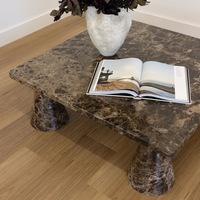 Table basse en marbre foncé Emperado avec quatre pieds cylindriques