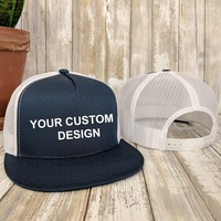 Gorra Trucker Y-P Yupoong de 5 Paneles con Visera Plana y Malla Personalizada, Modelo 6006 con Cierre a Presión