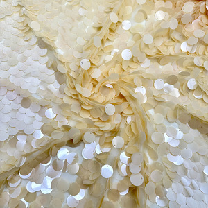 Tela de Malla con Lentejuelas Grandes Color Champán, 100% Poliéster, Tela con Lentejuelas Color Nude para Vestidos de Novia y Actuaciones Escénicas - Product Image 1