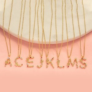 Collana con Iniziale per Donna <span class=keywords><strong>e</strong></span> Ragazza, 26 Lettere, Ciondolo Placcato Oro con Perle <span class=keywords><strong>e</strong></span> Pietre Colorate a Forma di Farfalla - Product Image 1