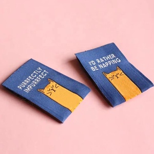 Bán Buôn Biểu Tượng Tùy Chỉnh Mật Độ Cao Dệt Polyester Quần Áo Nhãn Có Thể Giặt Trung Tâm Gấp Cho Túi Xách Và Giày Sử Dụng - Product Image 1