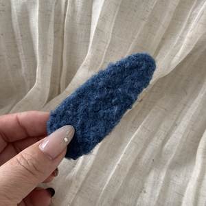 กิ๊บติดผมตุ๊กตาขนนุ่มสไตล์เกาหลี น่ารักสำหรับสาวๆ ฤดูใบไม้ร่วง ฤดูหนาว ติดผมหน้าม้า ทำด้วยมือ - Product Image 4