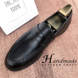 Mocasines formales de vestir para hombre - zapatos casuales de una pieza para ir al trabajo, con parte superior de cuero y grabados negros - Product Image 1