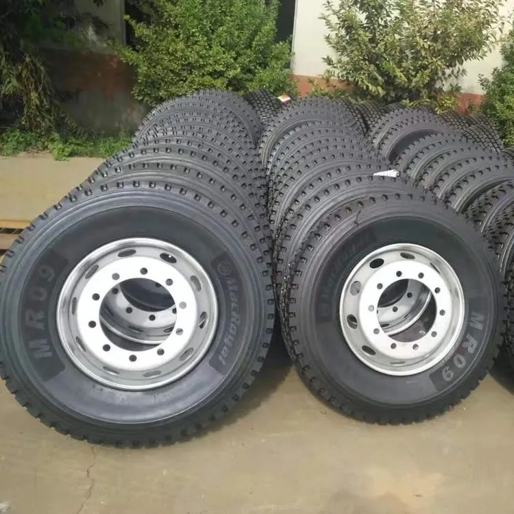 트럭 타이어 11R22. 5