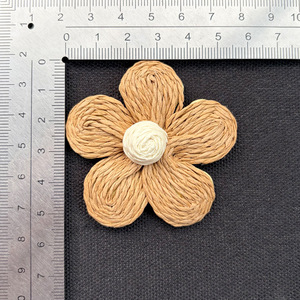 Appliques florales en raphia tissées à la main, contrastées, pour bijoux, vêtements, sacs et accessoires - Product Image 3