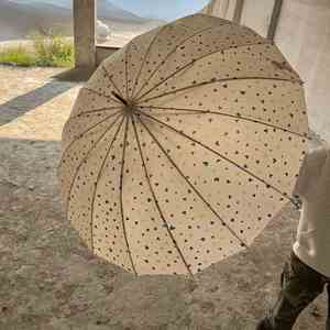 Parapluie manuel long à manche en J en bois, imprimé petit cœur, avec logo personnalisé OEM, pour femme, cadeau, vente en gros - Product Image 3