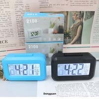 Réveil électronique 2026 en plastique au design simple, avec affichage de la date, de la température et fonction veilleuse, idéal pour le bureau, l'étude et les étudiants (unisexe)