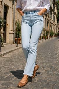 Jean en denim pour femme, taille mi-haute, coupe skinny droite, délavé clair, bleu glace, avec ourlet effiloché subtilment évasé, longueur pleine, pour l'été, style décontracté et quotidien - Product Image 5